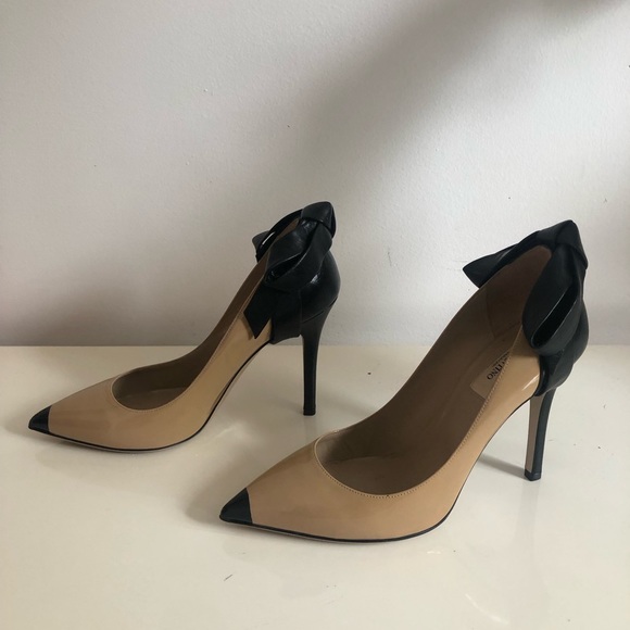 Authentic Valentino Garavani Leather Black Bow Heel Pumps.
Size 37 1/2 - Picture 2 of 12